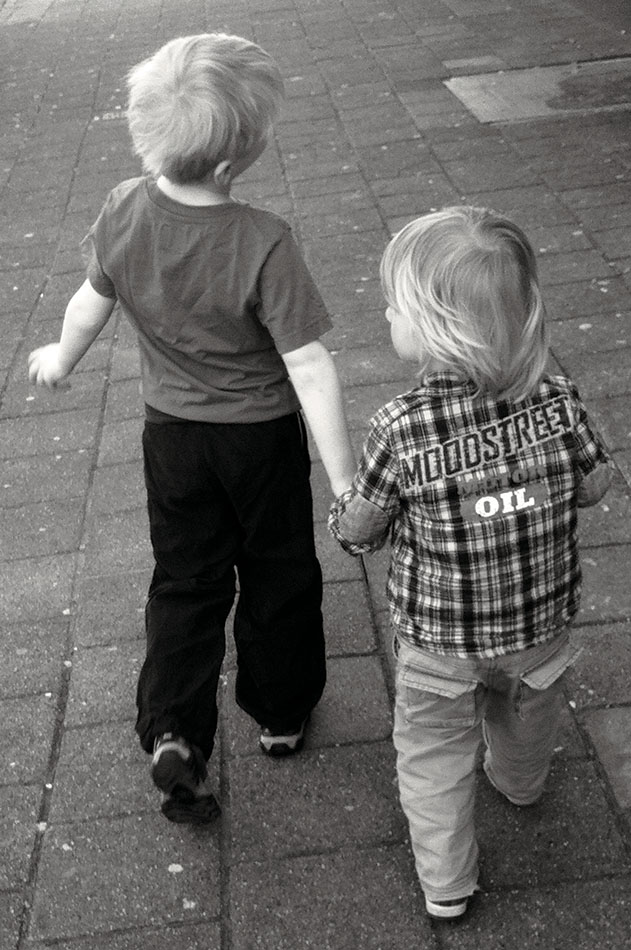 broertjes-lopen-op-straat