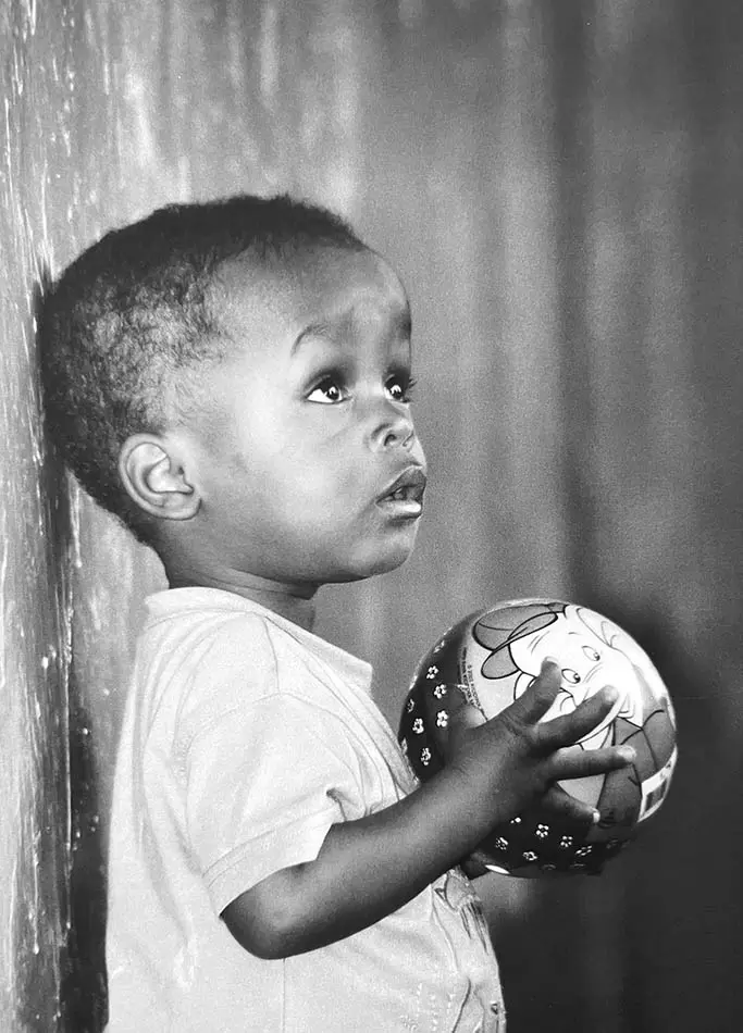 ghana-jongen-spelen-bal