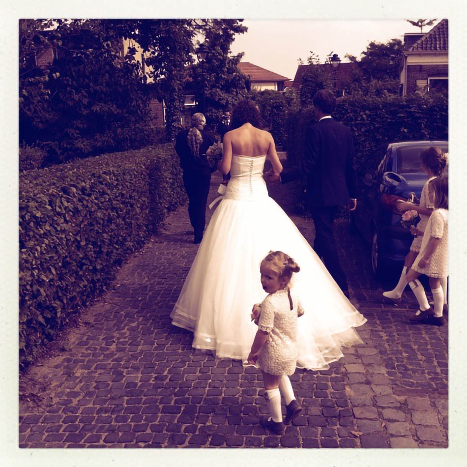trouwjurk-bruidsmeisje-op-straat